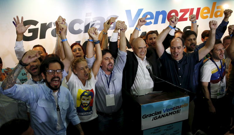 © Reuters. Capriles dice que elnúmero de escaños ganados en elección sigue subiendo