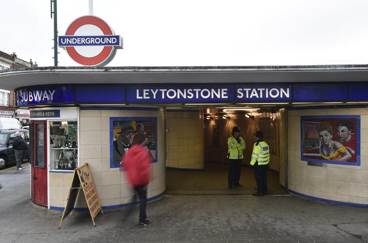 © Reuters. Policiais fazem patrulha em metrô de Londres 