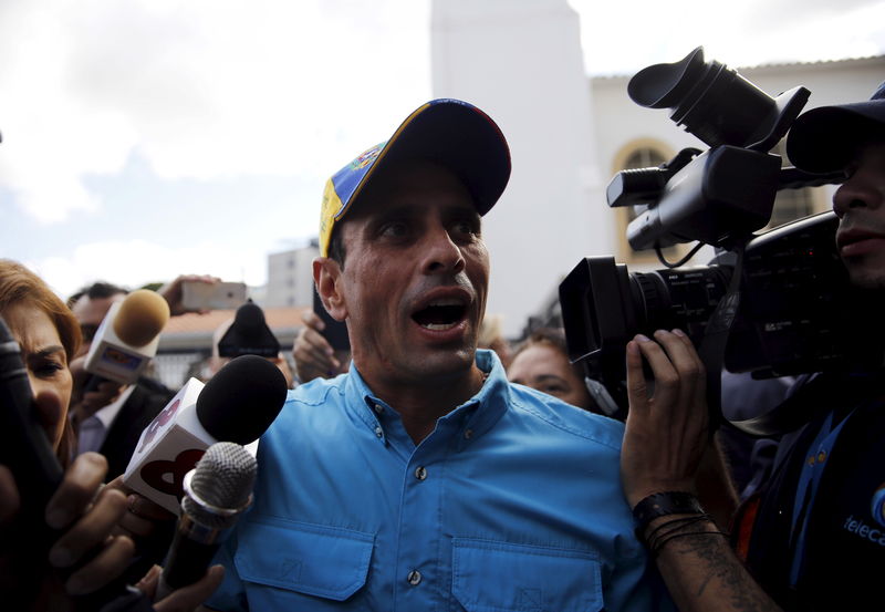 © Reuters. Líder opositor Henrique Capriles fala à imprensa pós votar