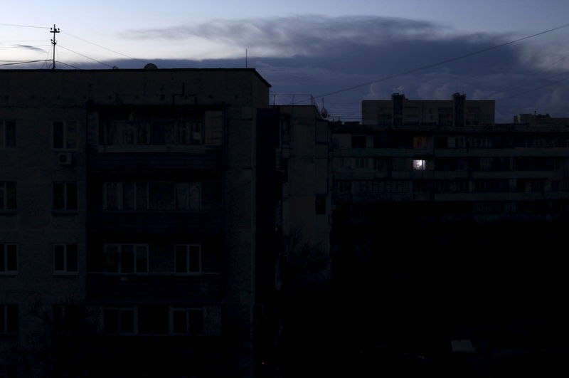 © Reuters. Single light illuminates a room during a blackout at a residential building in Yevpatoriya, Crimea