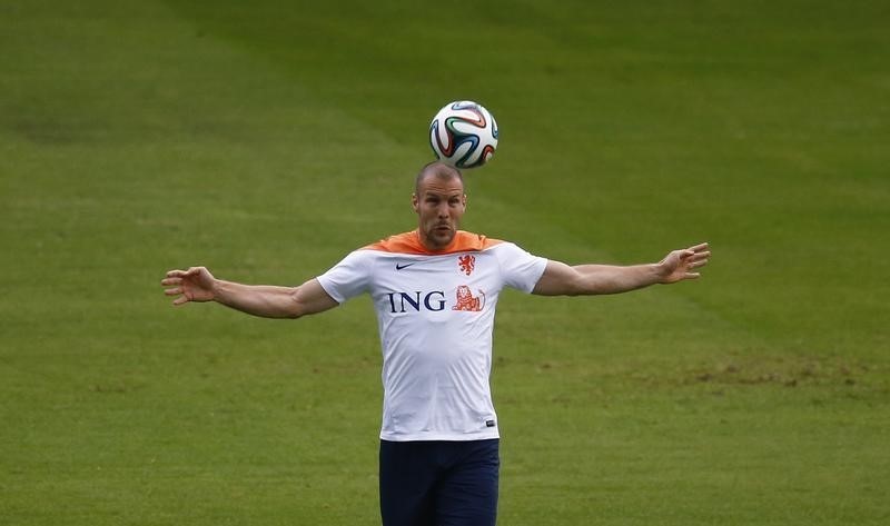 © Reuters. فلار مدافع هولندا يعود لألكمار في صفقة انتقال حر حتى نهاية الموسم