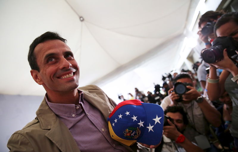 © Reuters. La oposición venezolana dice que ganó la mayoría calificada del Parlamento
