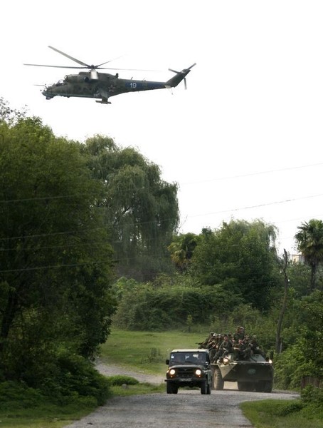 © Reuters. وكالة: روسيا تعزز قاعدتها في أرمينيا بطائرات هليكوبتر
