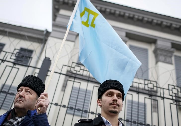 © Reuters. Крымские татары на митинге у российского посольства в Киеве 