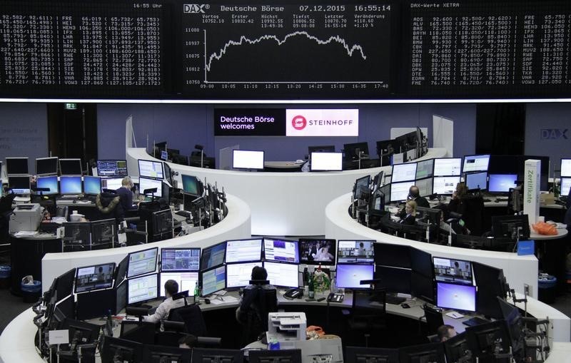 © Reuters. Las bolsas europeas caen, Publicis desciende ante posible pérdida de contratos