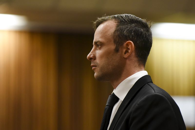 © Reuters. Medalhista paralímpico Oscar Pistorius em tribunal em Pretória