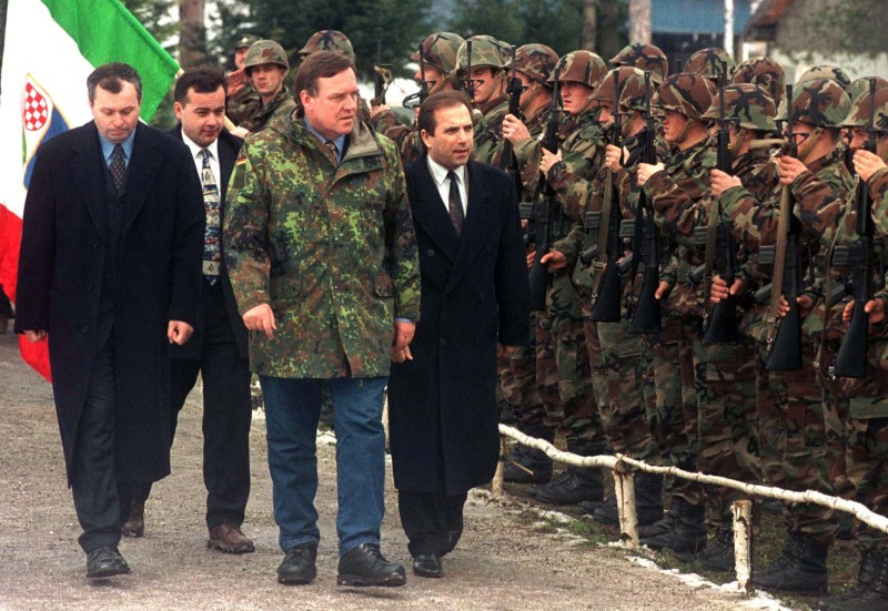 © Reuters. GERMAN DEFENCE MINISTER INSPECTS BOSNIAN TROOPS