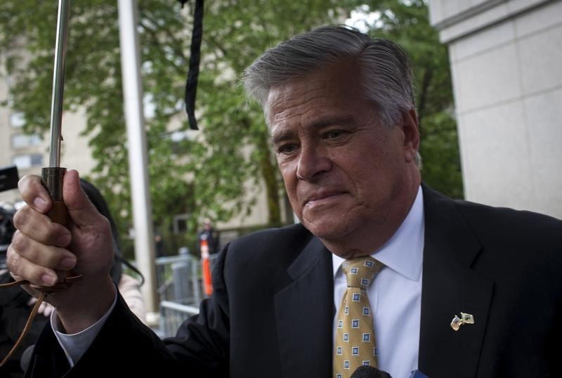 © Reuters. Former New York state Senate Majority Leader Dean Skelos departs United States Court in the Manhattan borough of New York City