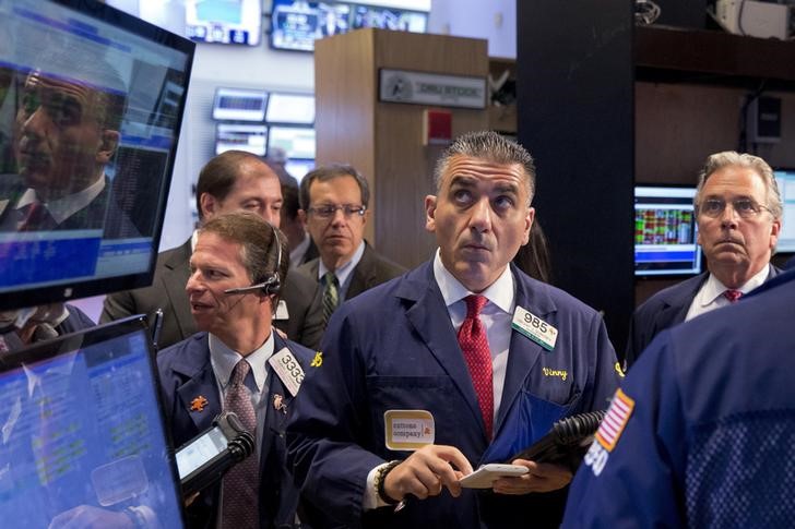 © Reuters. Traders work on the floor of the New York Stock Exchange 