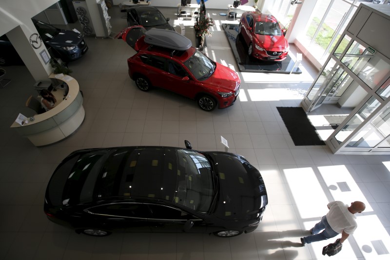 © Reuters. L'AUTOMOBILE RUSSE SUBIT EN NOVEMBRE SA PLUS FORTE BAISSE DES VENTES DE 2015