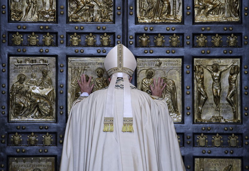 © Reuters. El papa inicia el Jubileo rodeado de seguridad, armas y una zona de exclusión aérea