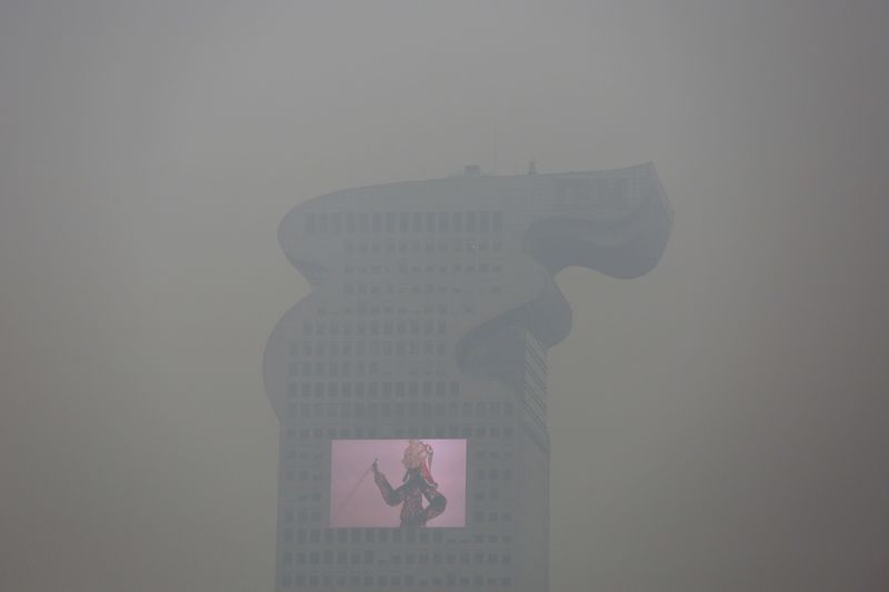 © Reuters. Pekín inicia una inédita "alerta roja" ambiental