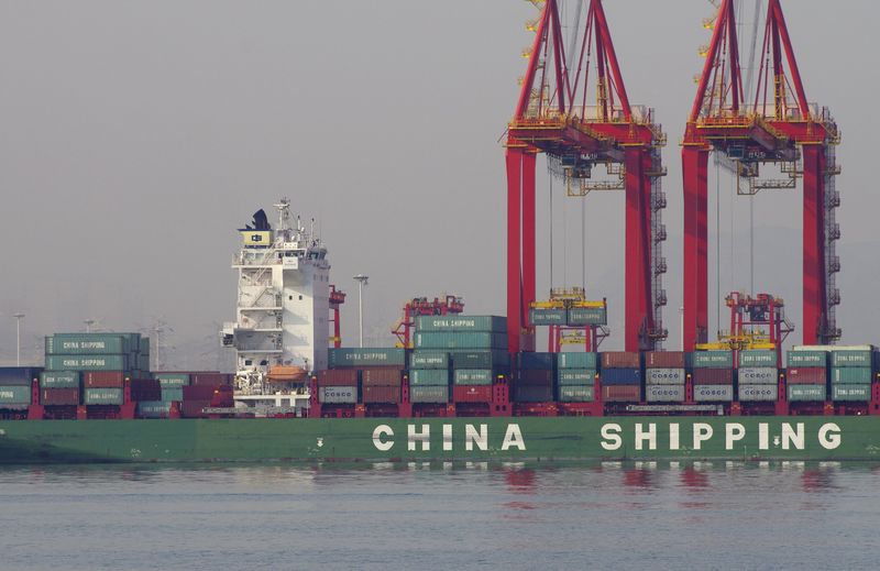 © Reuters. Contêineres vistos no porto de Rizhao, na China