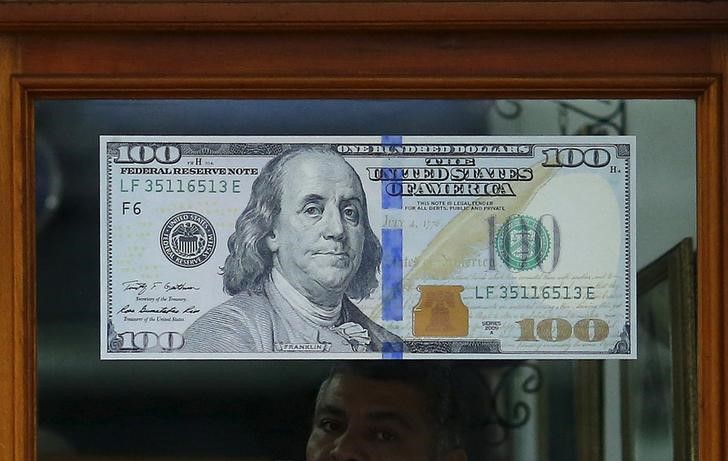 © Reuters. Nota de dólar vista em casa de câmbio no Rio de Janeiro