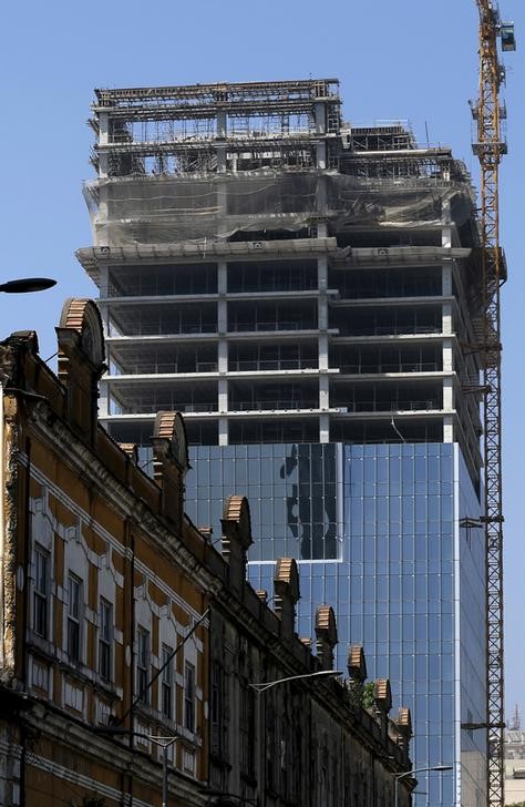 © Reuters. Prédio em construção na zona portuária do Rio de Janeiro