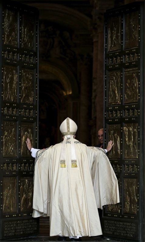 © Reuters. Pope Francis opens the Holy Door to mark opening of the Catholic Holy Year, or Jubilee, in St. Peter's Basilica, at the Vatican