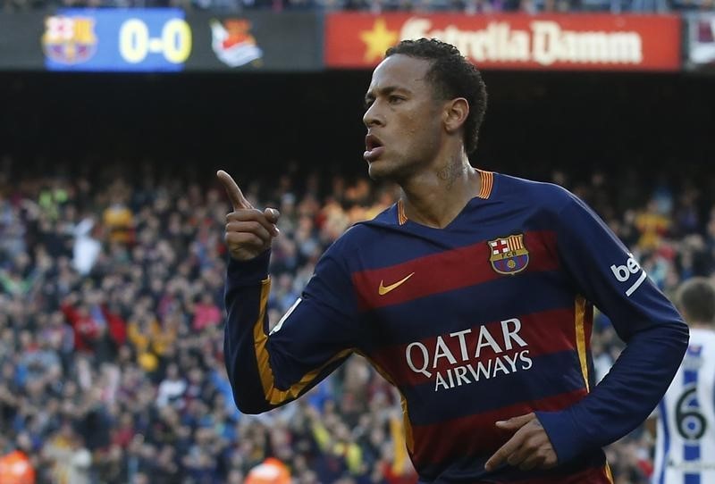 © Reuters. نيمار يخطف جائزة أفضل لاعب في نوفمبر وهي الأولى لبرشلونة على الاطلاق
