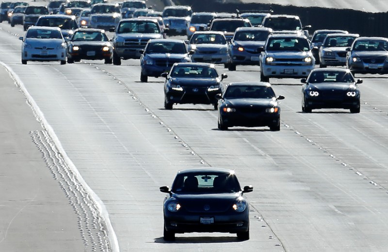 © Reuters. Vehicles travel north from San Diego to Los Angeles along Interstate Highway 5 in California