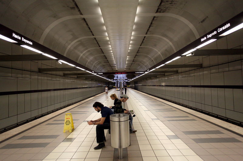 © Reuters. People wait at a metro station in San Juan