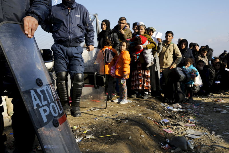 © Reuters. Refugiados aguardam em fila para atravessar a fronteira entre Grécia e Macedônia