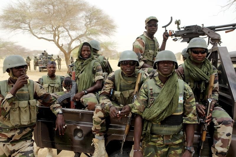 © Reuters. النيجر تنقل 500 من مقاتلي بوكو حرام إلى نيجيريا