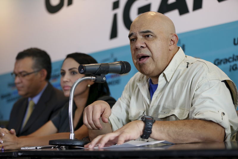 © Reuters. Torrealba concede entrevista coletiva em Caracas