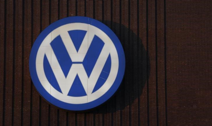 © Reuters. A Volkswagen company logo adorns the VW factory in Wolfsburg, Germany