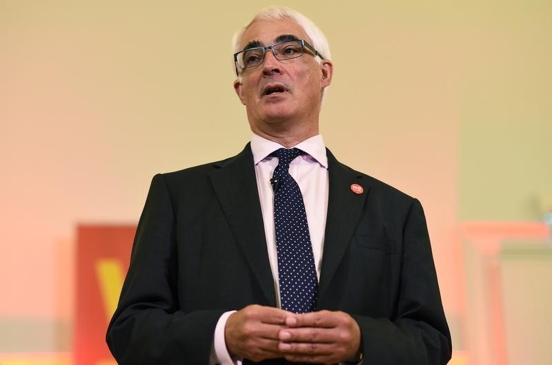 © Reuters. Alistair Darling, the leader of the Better Together campaign, speaks at a campaign event in favour of the union in Clydebank, Scotland