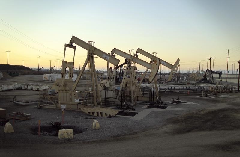 © Reuters. Oil rig pumpjacks extract crude from the Wilmington Field oil deposits area where Tidelands Oil Production Company operates near Long Beach, California