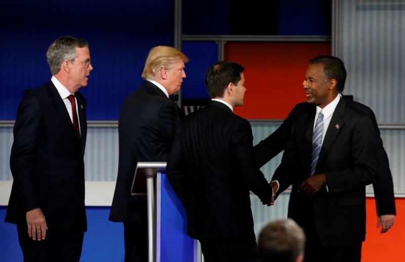 © Reuters. Republican U.S. presidential candidates Bush, Trump, Rubio and Carson congratulate each other at the conclusion of the debate held by Fox Business Network for the top 2016 U.S. Republican presidential candidates in Milwaukee