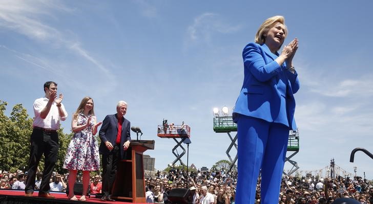 © Reuters. U.S. Democratic presidential candidate Hillary Clinton is joined onstage by her family at a campaign kick off rally  in New York