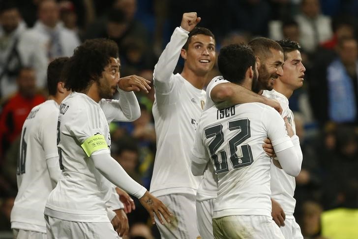 © Reuters. El Madrid vapulea a Malmo en la Champions; El United cae eliminado