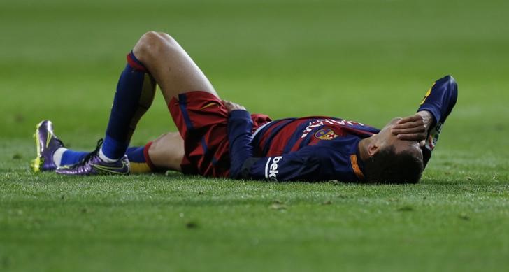 © Reuters. Neymar sufre lesión en un entrenamiento antes de partido de Liga de Campeones