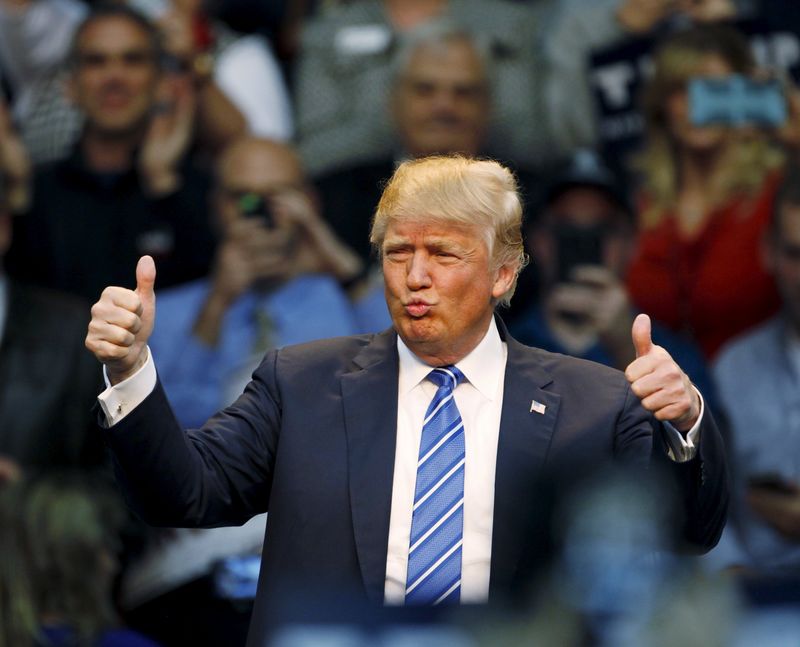 © Reuters. U.S. Republican presidential candidate Trump reacts to supporters at the start of a Trump for President campaign rally in Raleigh, North Carolina 