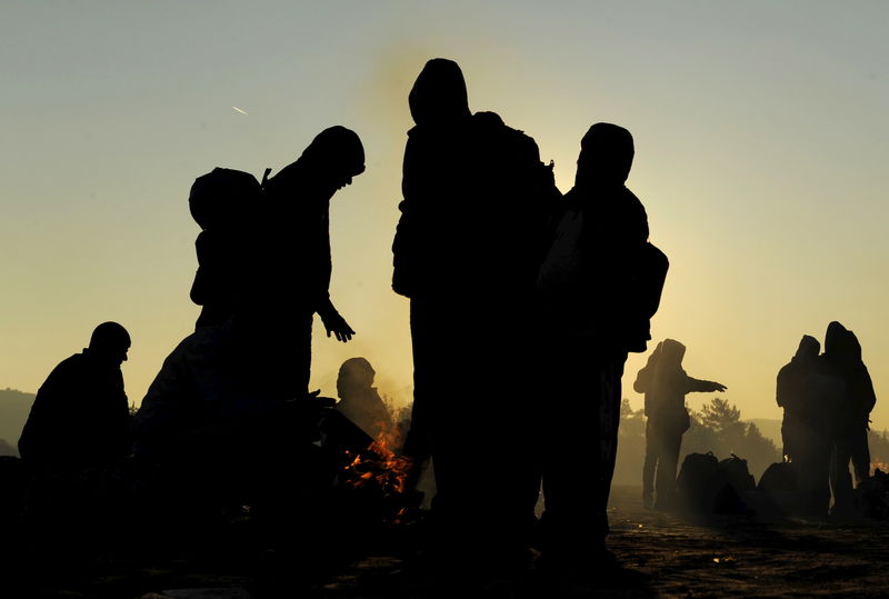 © Reuters. Grecia comienza a sacar a inmigrantes en la frontera con Macedonia