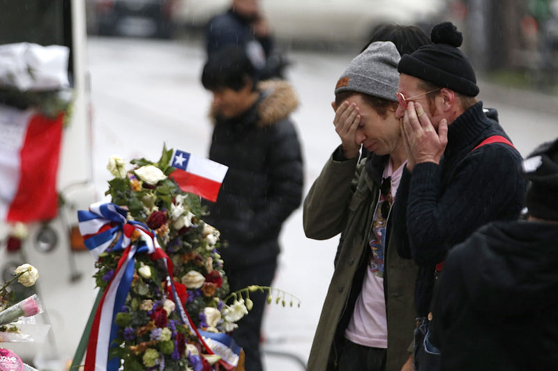 © Reuters. Fiori e cordoglio davanti al Bataclan 