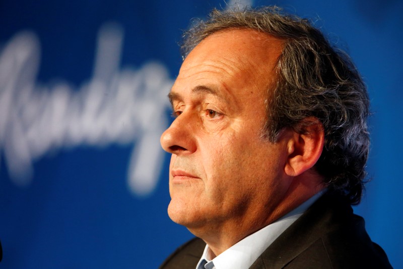 © Reuters. Platini se pierde el comienzo de su Eurocopa con nuevo formato pese a ser su impulsor