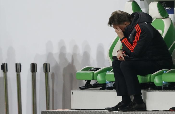 © Reuters. فان جال لا يستطيع الدفاع عن نفسه بعد سقوط مانشستر يونايتد