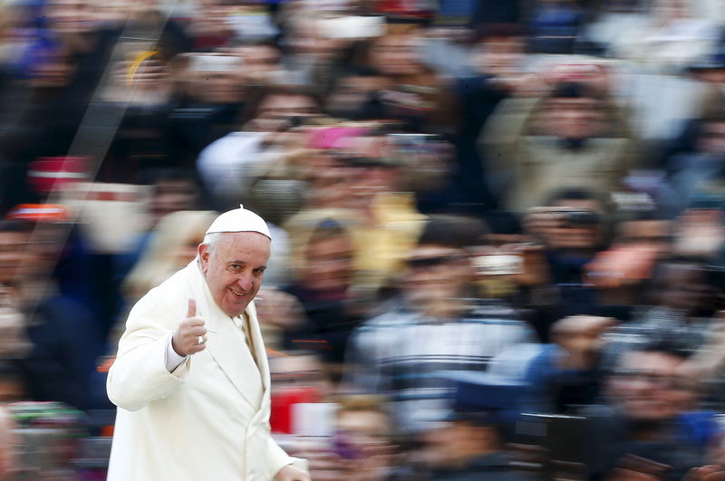 © Reuters. Papa Francesco tra la folla a San Pietro 