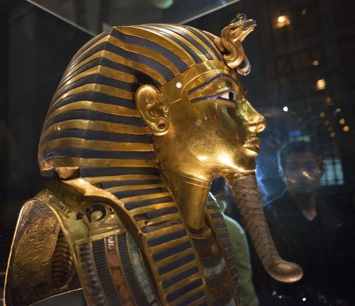 © Reuters. قناع توت عنخ آمون يعود من جديد لاستقبال زائري المتحف المصري