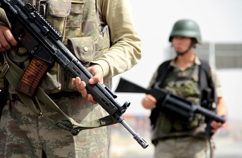 © Reuters. Soldados turcos vistos na cidade de Midyat, Turquia