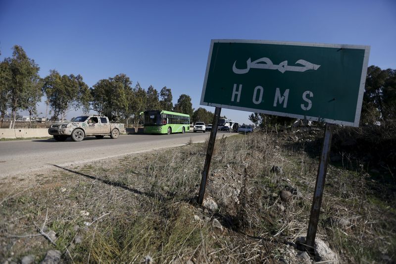 © Reuters. Ônibus deixando distrito de Waer durante trégua entre governo e rebeldes em Homs, Síria