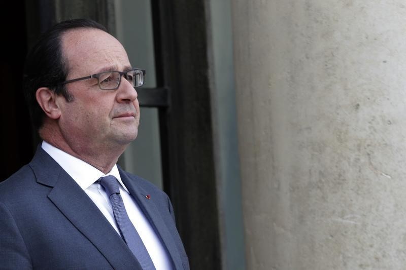 © Reuters. FRANÇOIS HOLLANDE PLAIDE POUR LES VALEURS RÉPUBLICAINES AVANT LE 2E TOUR DES RÉGIONALES