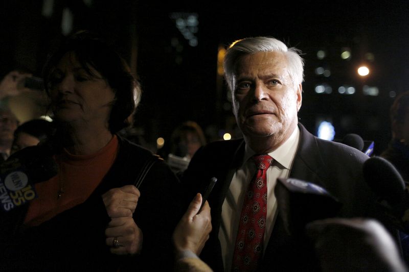 © Reuters. Former New York state Senate Majority Leader Dean Skelos exits the Manhattan federal court house in New York