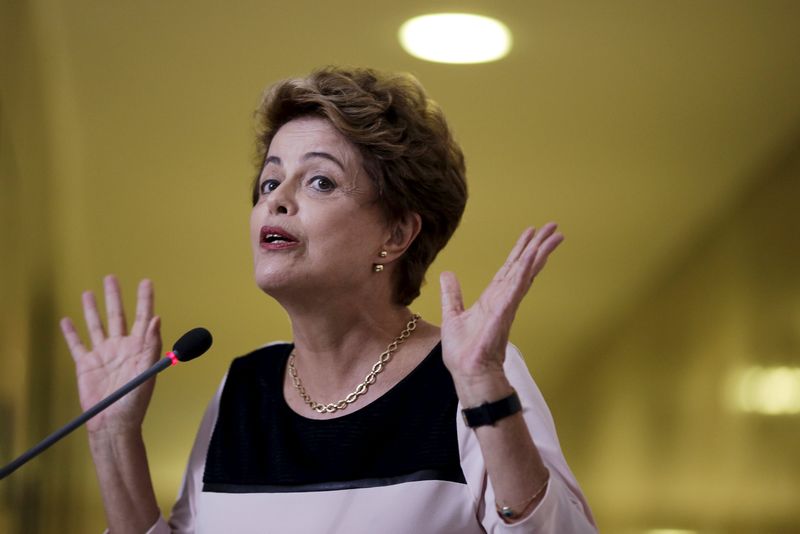 © Reuters. Brazil's President Dilma Rousseff gestures during a news conference after a meeting with jurists defending her against impeachment at the Planalto Palace in Brasilia