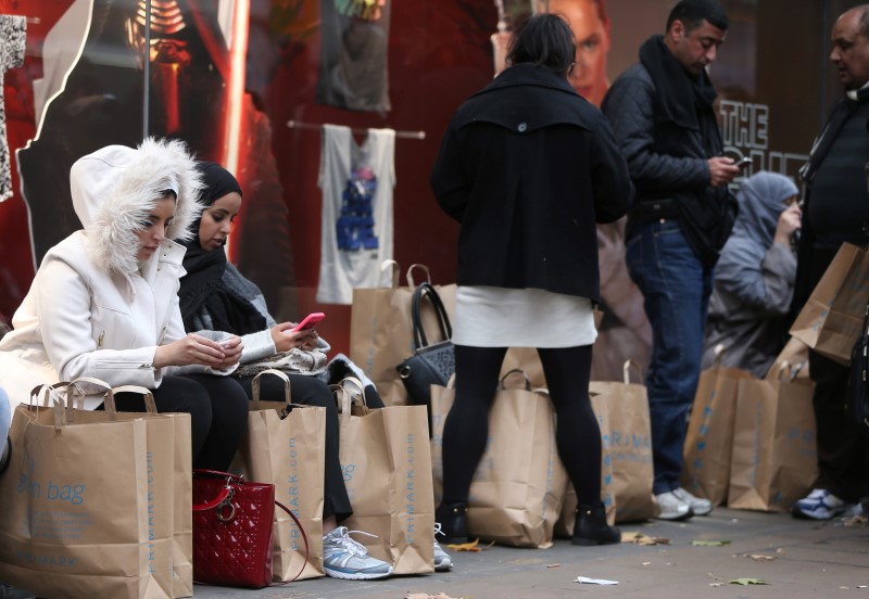 © Reuters. Shoppers rest with their purchases outside of a Primark store on Oxford Street in London, Britain