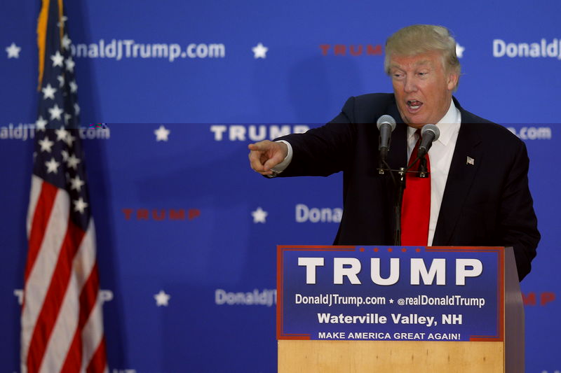 © Reuters. U.S. Republican presidential candidate Donald Trump speaks at a campaign rally in Waterville Valley