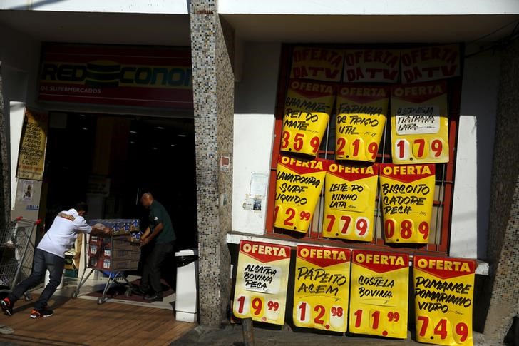 © Reuters. Entrada de supermercado do Rio de Janeiro