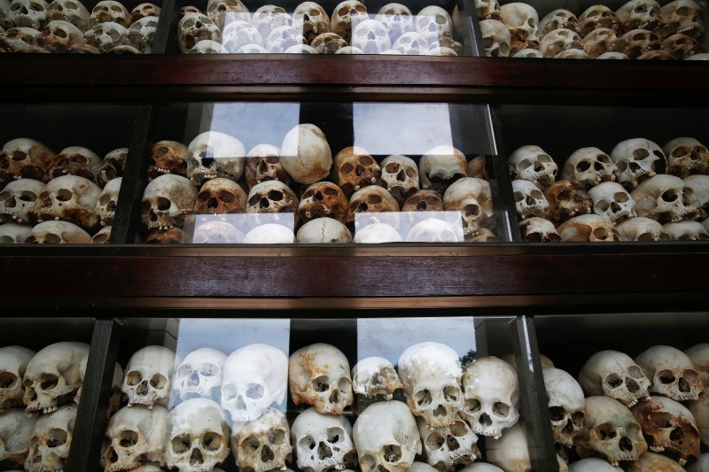 © Reuters. Skulls are placed behind glass at a memorial stupa made with the bones of more than 8,000 victims of the Khmer Rouge regime at Choeung Ek, a "Killing Fields" site located on the outskirts of Phnom Penh