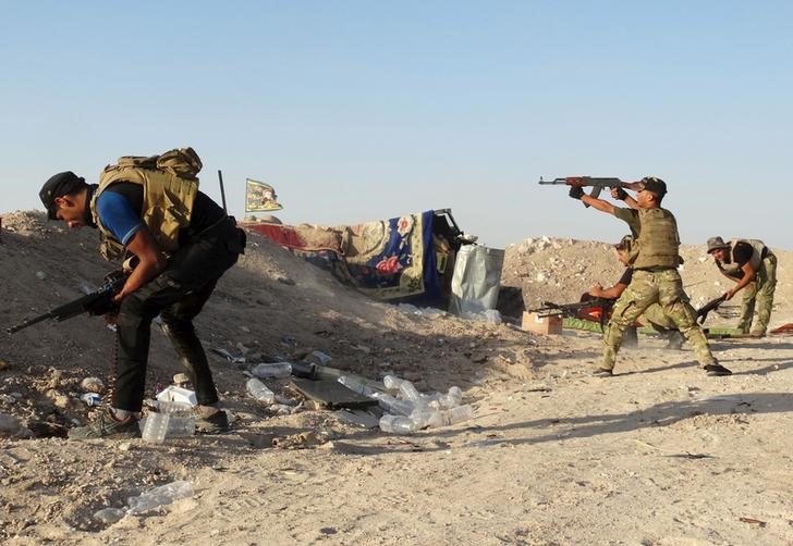 © Reuters. الدولة الإسلامية تحتجز سكان الرمادي بينما تضيق القوات العراقية الخناق عليها